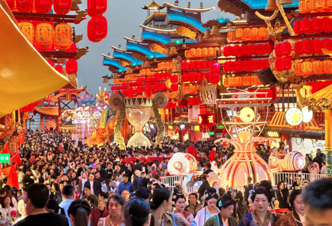 行業最大批量！宇通100輛高端旅游客車交付新疆